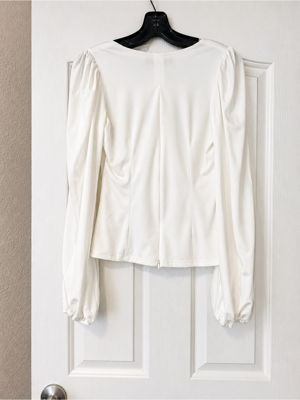 Le Femme en Noir Ivory Puff Sleeve Surplice Top Size M Romantic Peplum Blouse - Picture 3 of 5